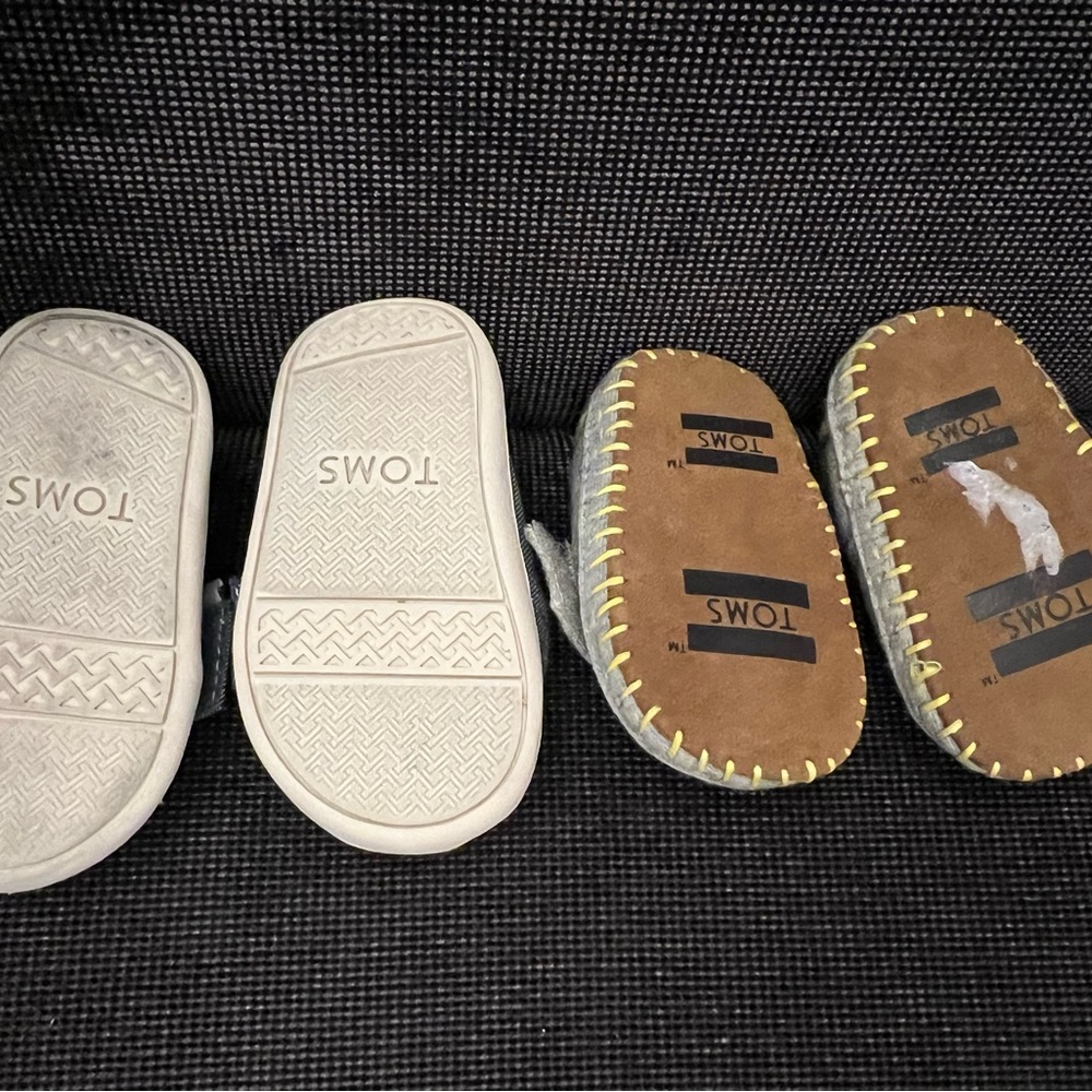 Toms Slippers Boys Girls Baby Size 2 & 4 Shoes Lot - Picture 4 of 5